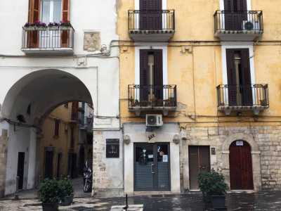 A Bari se ne contavano tre, attive soprattutto nel 700 e fino ai primi decenni dell�800: la prima in vico Gironda, la seconda in piazza San Nicola e la terza sotto un passaggio nei pressi della Cattedrale...